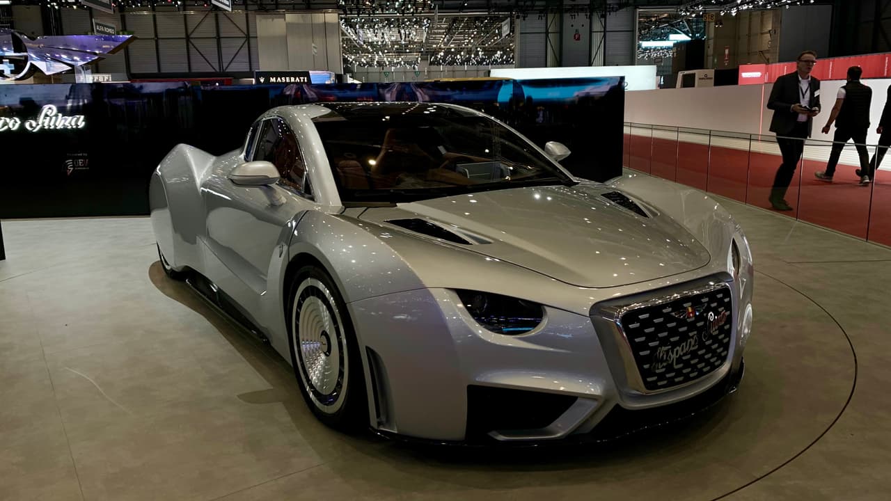 <h3 class="cms-H3-H3">Hispano Suiza Carmen</h3>
<br>Estamos totalmente de acuerdo con el renacimiento de marcas muertas, siempre y cuando luzcan bien. Este amasijo de tendencias modernas y antiguas mal intepretadas, y peor ejecutadas, no es un buen tributo. Sus 1,005 cabalos de fuerza eléctrica suenan fenomenales, pero definitivamente necesita regresar a la mesa de dibujo. La antigua marca catalana merece un homenaje mejor.