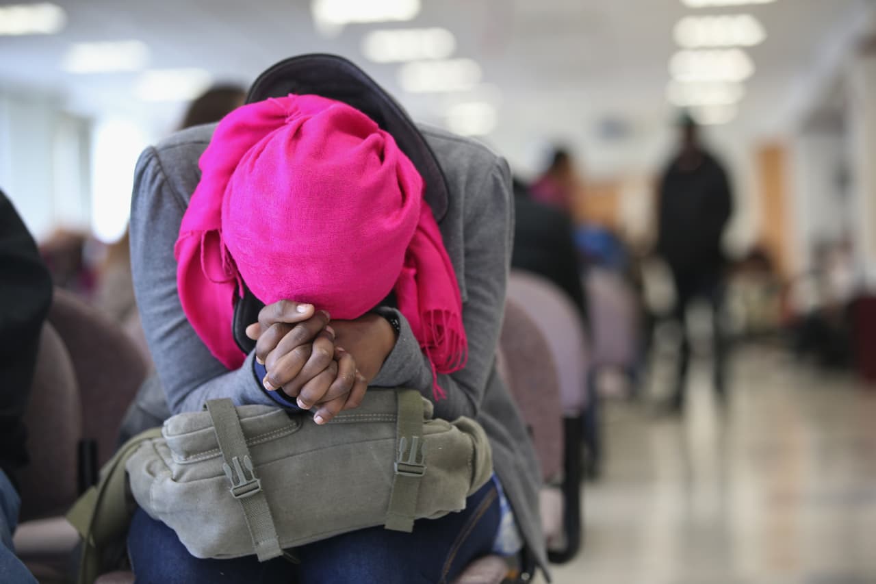 Los gestores que prometen 'papeles': una antigua forma de engaño que termina en la deportación