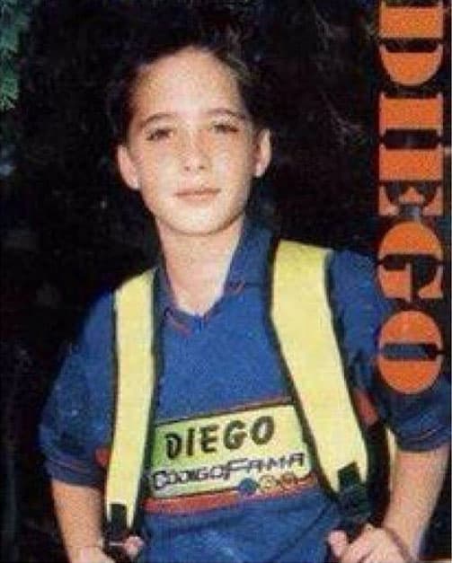 Debutó en la televisión gracias al reality show infantil 'Código F.A.M.A', donde concursó para convertirse en cantante. Fue así que encontró su vocación, la música y la actuación.