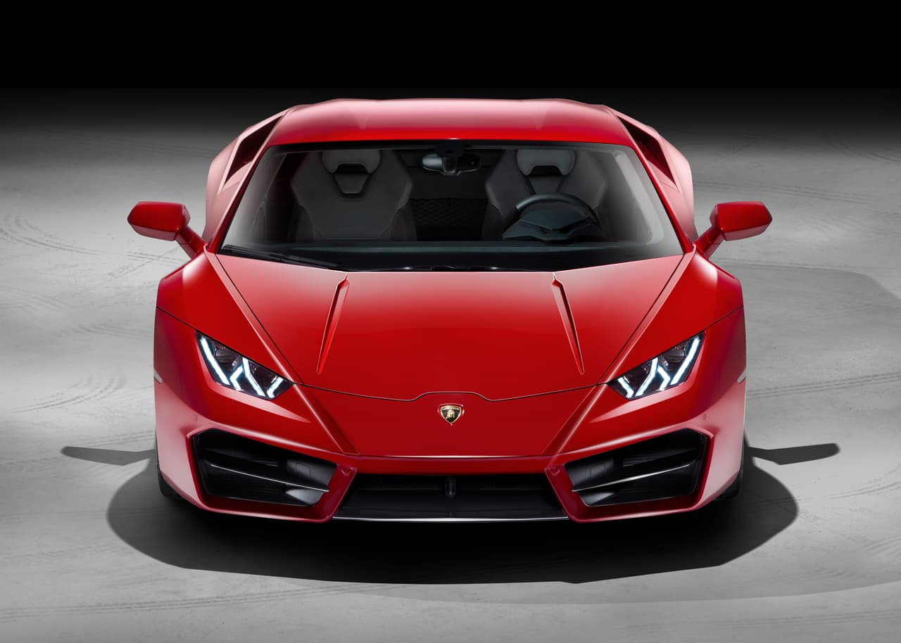 Esta versión de tracción trasera del
<b><a href="https://www.univision.com/temas/lamborghini" target="_blank"> Lamborghini Huracán</a></b> logra el 0 a 60 mph en 3.4 segundos y alcanza una velocidad máxima de 198 mph (320 km/h).