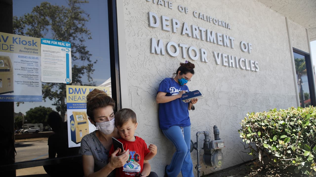 Cómo puedo tomar el examen de conducir del DMV en línea si vivo en California