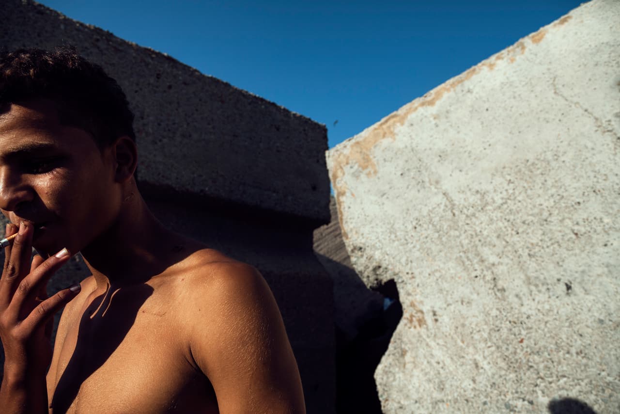 “Yo vine a buscarme la vida. A trabajar, a ayudar a mi familia, a buscar un futuro mejor”, cuenta Ahmed, quien duerme todas las noches bajo las rocas de un rompeolas, entre la basura y junto a los ferries. En uno de ellos cree que algún día llegará a Europa continental.