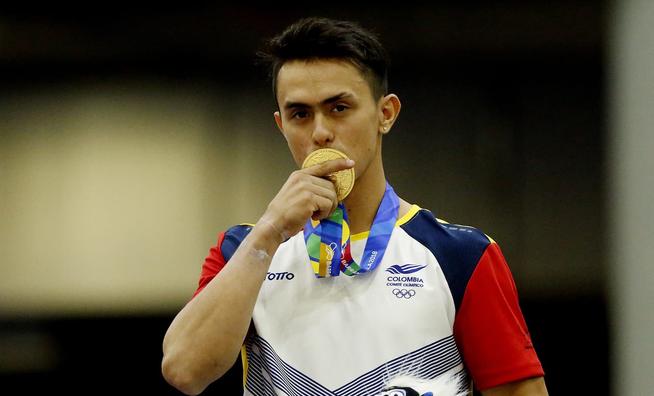 El colombiano 
<b>Jossimar Calvo ganó el oro </b>en la prueba de barra fija. Randy Leru y Manrique Larduet (Cuba) completaron el podio.