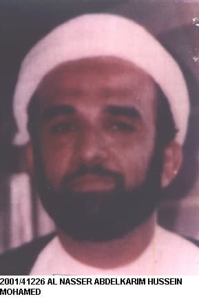 <h3 class="cms-H3-H3">Abdelkarim Hussein Mohamed Al Nasser </h3>
<br>
<br>Nacido en Arabia Saudita, este hombre de 75 años 
<a href="https://www.interpol.int/es/Como-trabajamos/Notificaciones/Ver-las-notificaciones-rojas#2001-41226" target="_blank">es acusado de 10 cargos</a> entre los que están: conspiración para matar a ciudadanos y trabajadores estadounidenses, conspiración para utilizar armas de destrucción masiva, atacar instalaciones de defensa nacional, destruir propiedad privada de EEUU y bombardeo con resultado de muerte. 
<br>
<br>Nacido el 1 de enero de 1946, Al Nasser habla persa (farsi), árabe. 
<br>