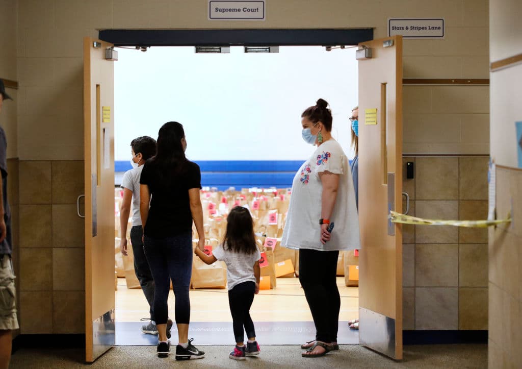 “Es una decisión política e ignorante”, arizonenses expresan su desacuerdo con el gobernador ante el regreso a clases