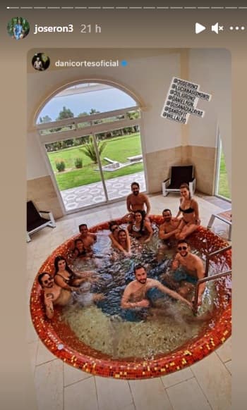 En otras fotografías de la lujosa mansión donde festejó el
<b><a href="https://www.univision.com/shows/la-desalmada/la-desalmada-personajes-actores-elenco-novela-univision-livia-brito-jose-ron" target="_blank">protagonista de La Desalmada</a></b> se nota a la conductora muy cercana a Ron, incluso parece estar rodeada por su brazo.