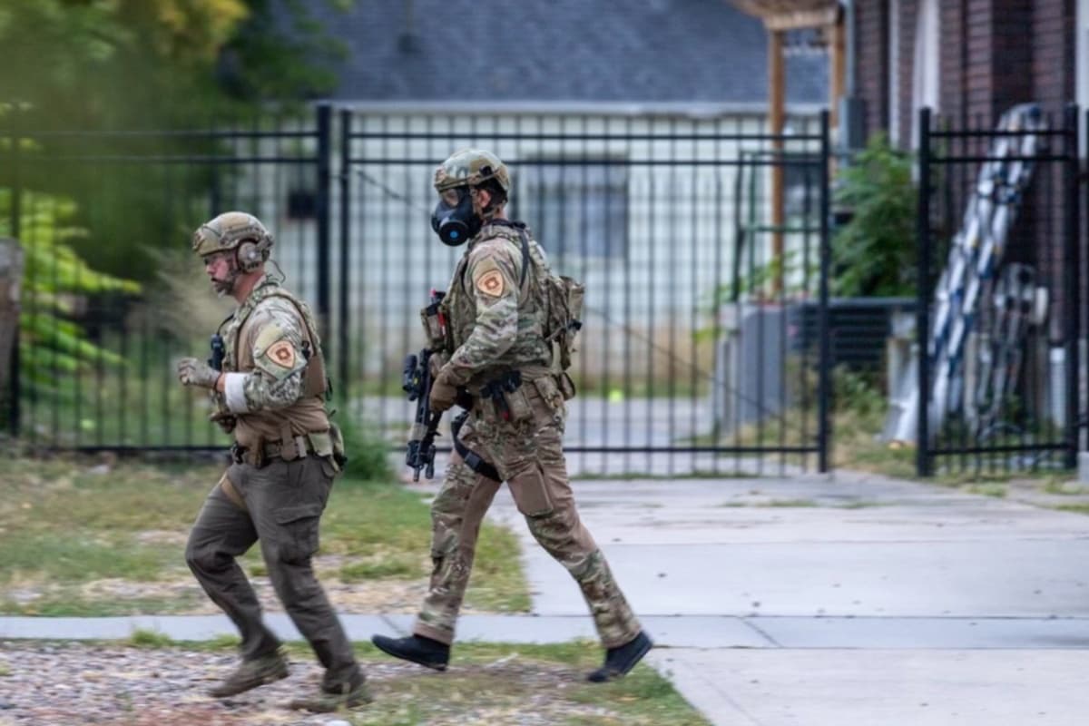 Solicitaron la asistencia de SWAT y de los negociadores de crisis. Estos equipos proporcionaron recursos adicionales a los oficiales de patrulla, como un dispositivo de violación para resolver el incidente de manera segura.