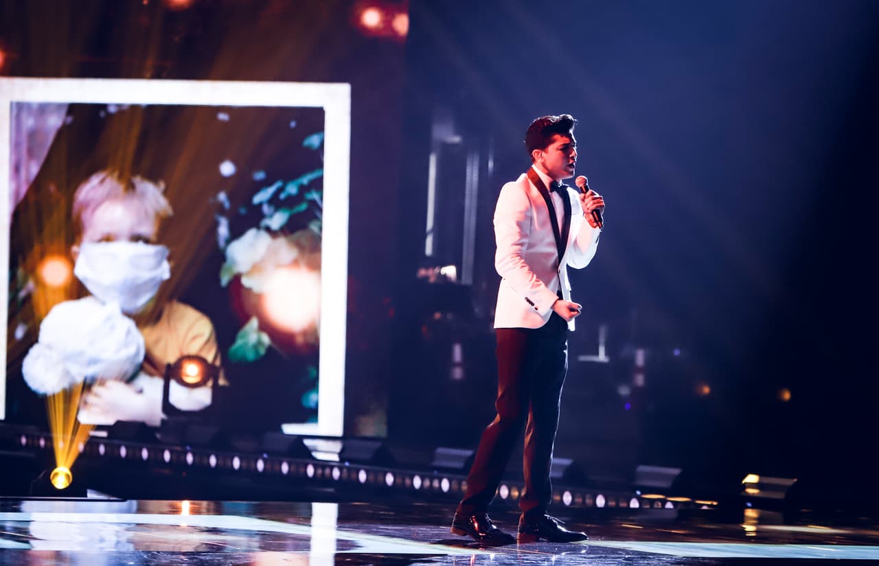 Neto Bernal siguió engalando el PJ Takeover cantando 'Si quieres'.