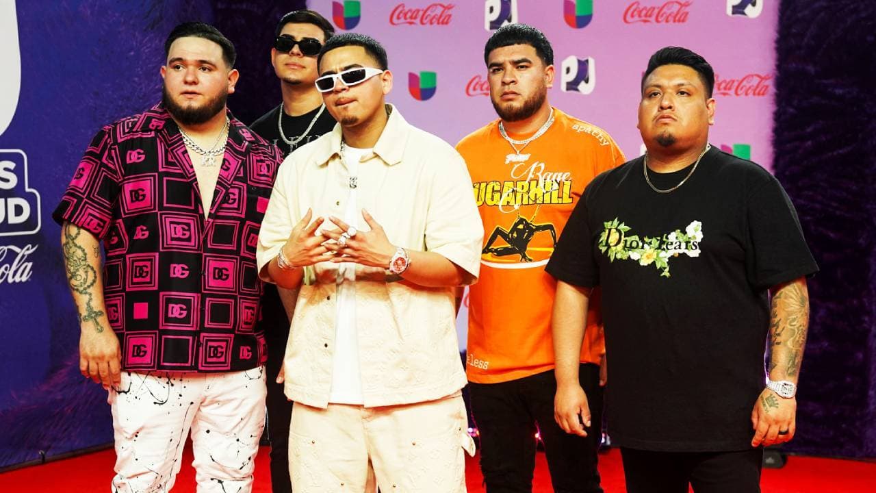 Fuerza Regida desfila en la alfombra roja de Premios Juventud a días de su arresto