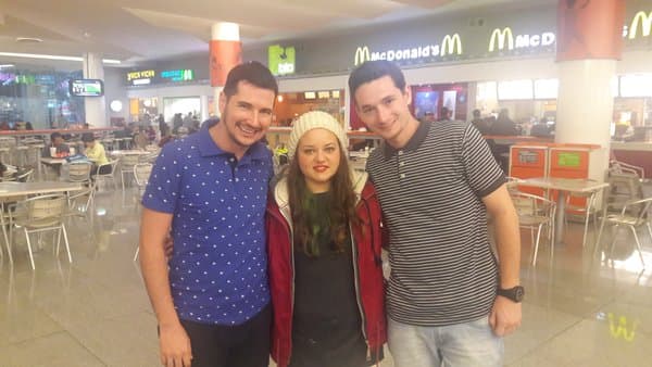 Hace apenas un año, 
<b>Andrea</b> tuvo un encuentro con unos fans de Brasil, quienes la siguen desde su primera aparición en televisión, la actriz compartió esta imagen en sus redes sociales acompañada de la siguiente leyenda "Mil gracias por taaaaanto cariño! Un gusto conocerlos y espero pronto ir a #
<b>Brasil</b>".