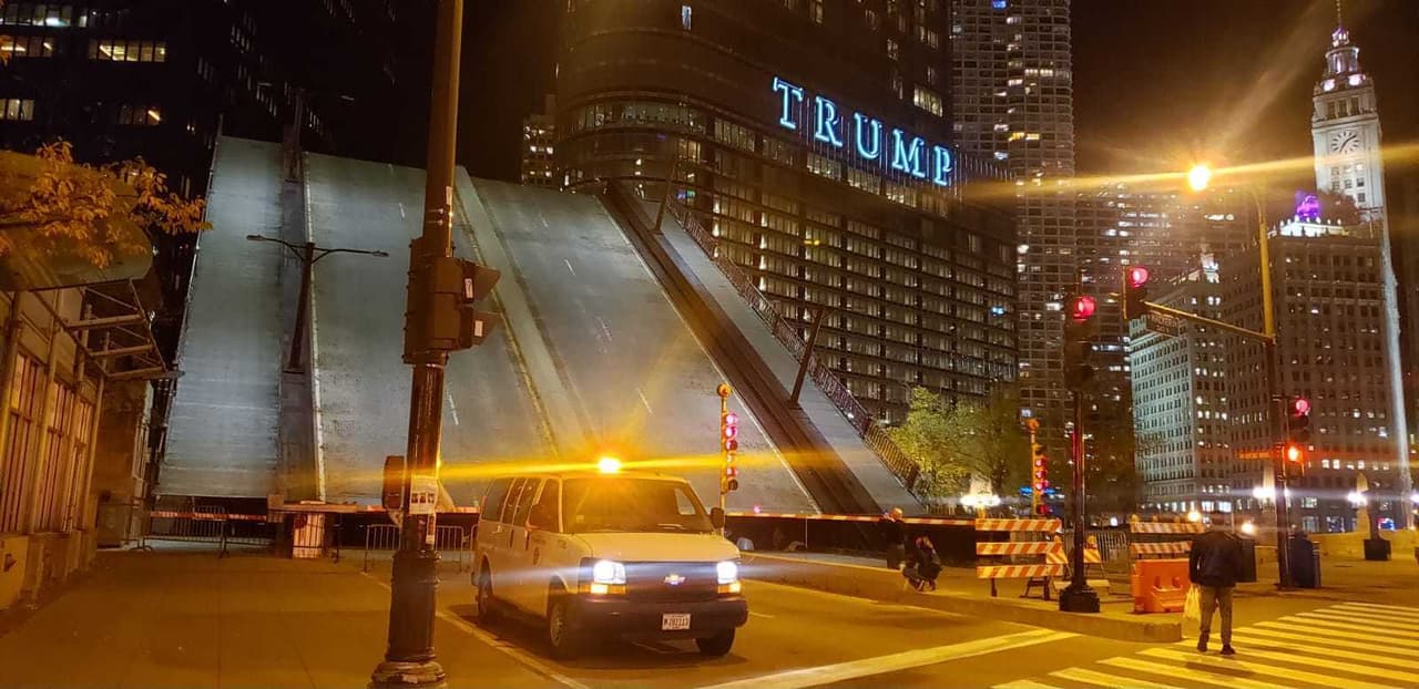 La policía de Chicago cerró el puente de la calle Wabash para bloquear el acceso a la torre Trump.