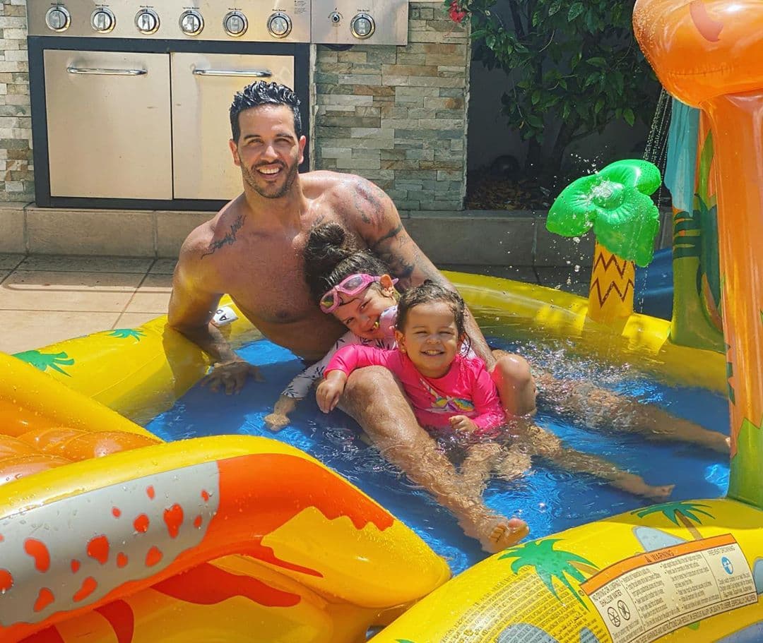 Durante las semanas de confinanmiento por el coronavirus, Yisus tuvo oportunidad de pasar más tiempo con sus muñecas y para muestra esta foto en una divertida alberca inflable.