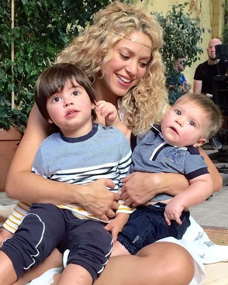 ¡Mami orgullosa! Shakira presumió a sus dos hijitos, Milan y Sasha, en su cuenta de Instagram. Junto a la foto escribió: "Con mis dos verdaderos gurús #LoveRocks".