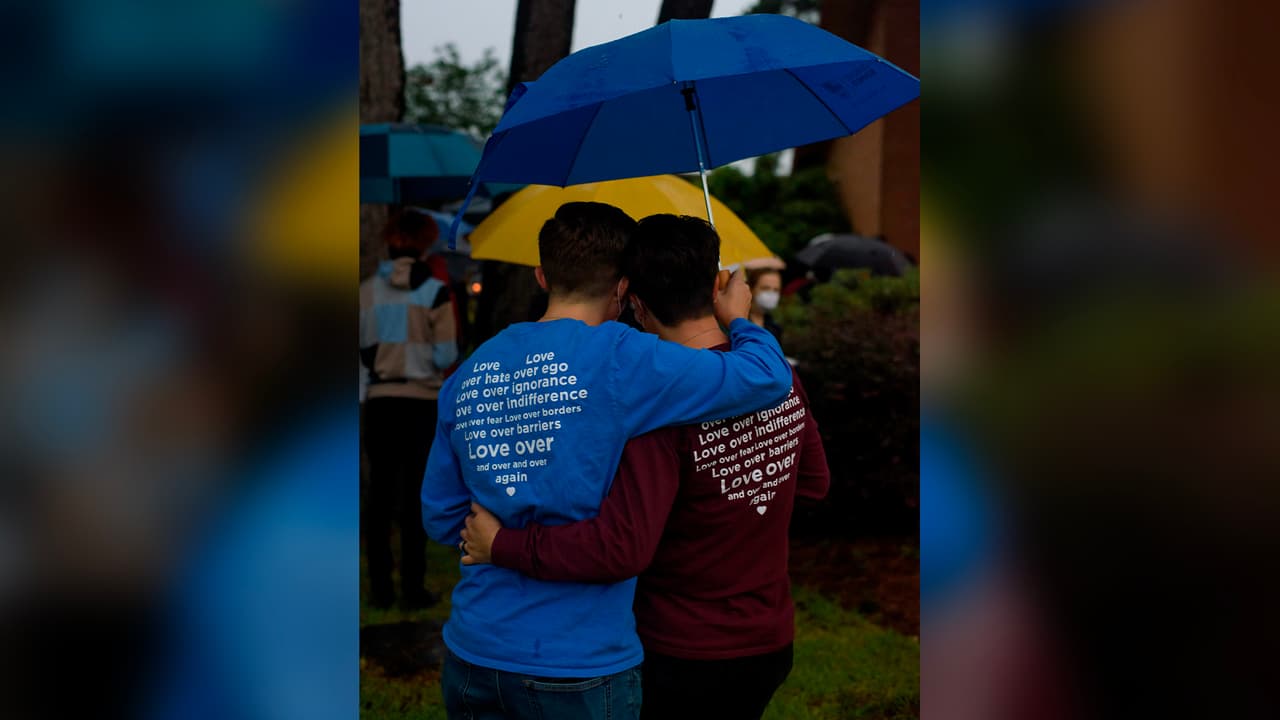 George Floyd creció en Houston y llegó a ser 
<a href="https://www.univision.com/local/houston-kxln/george-floyd-el-hombre-que-crecio-en-houston-y-murio-en-un-incidente-con-la-policia-de-minneapolis">estrella del equipo de fútbol americano </a>e n la preparatoria Yates.