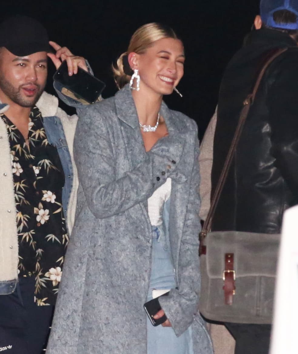 La joven vistió unos jeans azules, con camisilla blanca y un abrigo largo de lana.