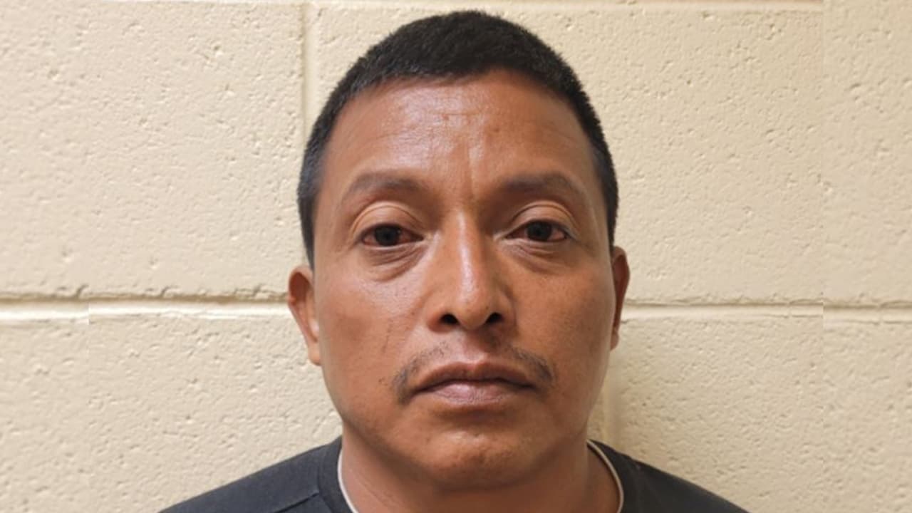 Orlando Domingo Montejo fue arrestado por agentes del Sector Tucson cerca de Douglas, luego de cruzar la frontera ilegalmente. El ciudadano guatemalteco fue condenado previamente por actos lascivos con un niño menor de 14 años en el condado Napa, California.