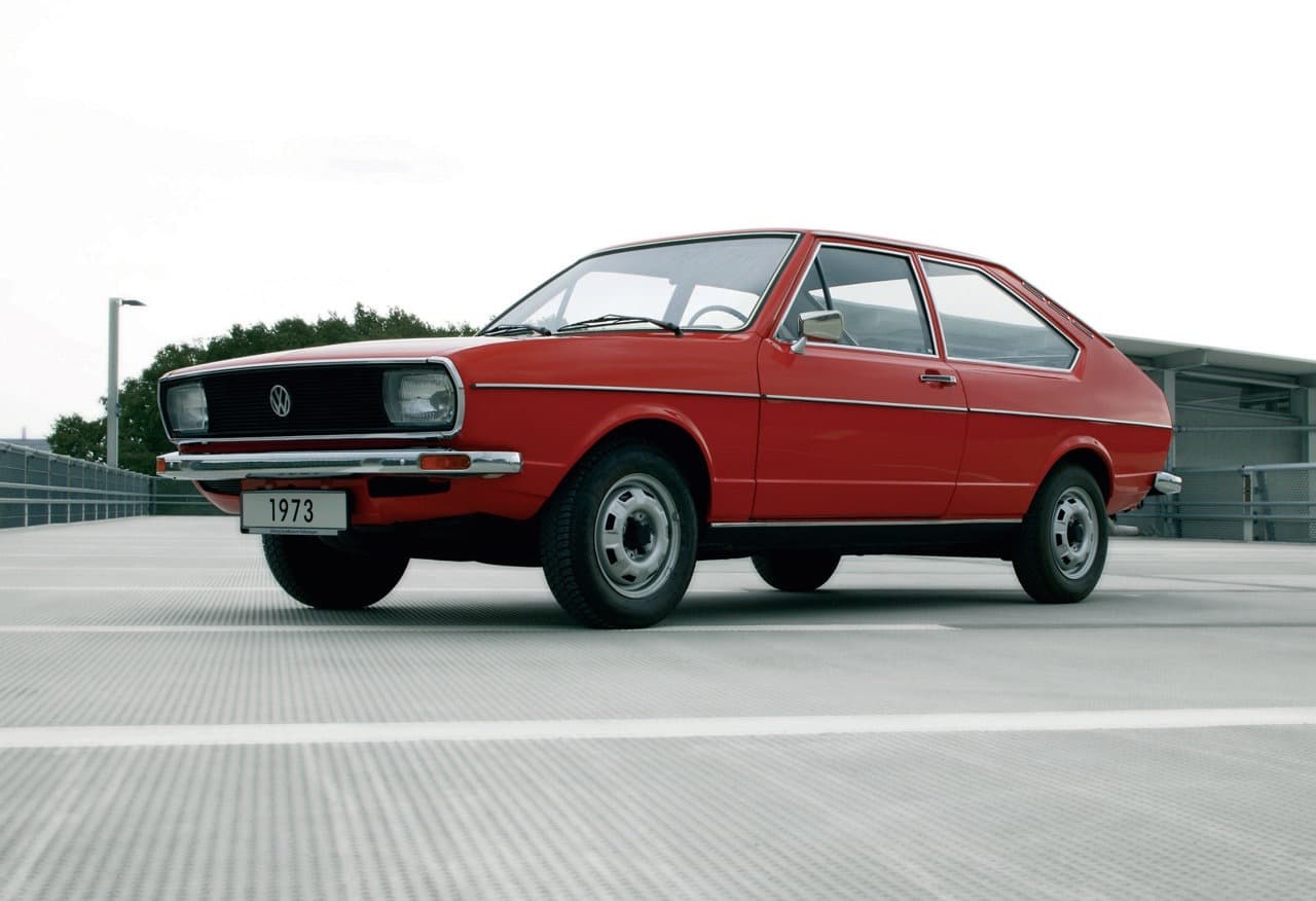 <b>10. <a href="http://www.univision.com/noticias/los-angeles-auto-show/este-es-el-nuevo-volkswagen-passat-gt-fotos?auto" target="_blank">Volkswagen Passat</a></b>. 
<br>
<br>Producido desde: 1973.
<br>
<br>Volkswagen ha producido cerca de 
<b>15.5 millones de unidades</b> de su popular familiar mediano. La propuesta de un auto de turismo con ingeniería alemana de precio asequible ha resultado ser irresistible para compradores en todo el mundo por más de cuatro décadas y media. Durante los últimos 44 años el Passat ha sido producido como sedán, coupé hatchback y camioneta 
<i>station wagon</i>. 
<br>
<br>En la imagen: 
<b>Volkswagen Passat 1973</b> 3 puertas hatchback diseñado por Giorgetto Giugiaro.