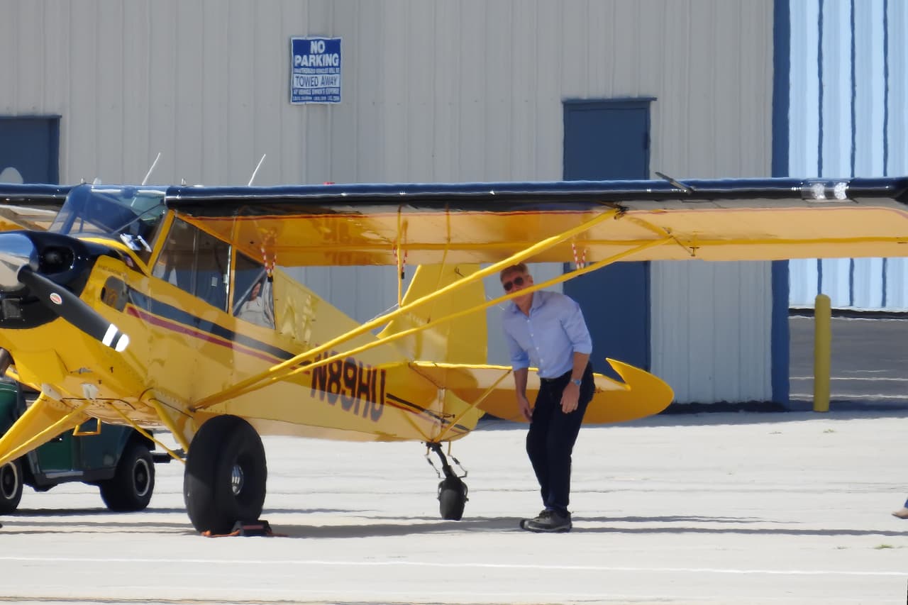 Por supuesto que Harrison Ford, de 74 años, no se estaba escondiendo. Revisaba que todo estuviera bien con la avioneta que usó el Día de San Valentín.