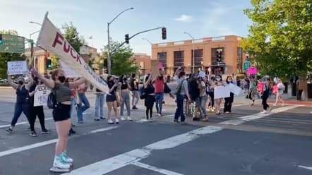 Las manifestantes gritaron consignas sobre el derecho de las mujeres al aborto y expresaron que si la Corte Suprema avanza en el camino que este documento filtrado indica, están listas para lo que dijeron será una lucha larga.