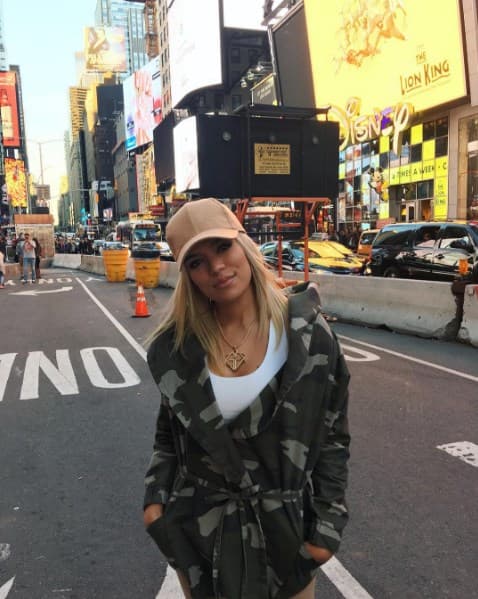 Uno de los accesorios infaltables en la vestimenta de Karlo G son las gorras, principalmente las de visera rígida.