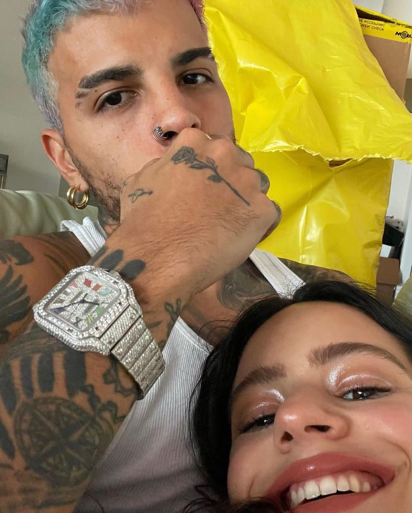 El 25 de septiembre, en pleno festejo de los 28 años de
<b>Rosalía</b>,
<b>Rauw Alejandro</b> publicó una serie de fotos junto a ella: “Aunque se vaya el sol contigo, el día nunca acaba. Feliz cumple bebé”. De esta manera se volvió oficial la noticia.