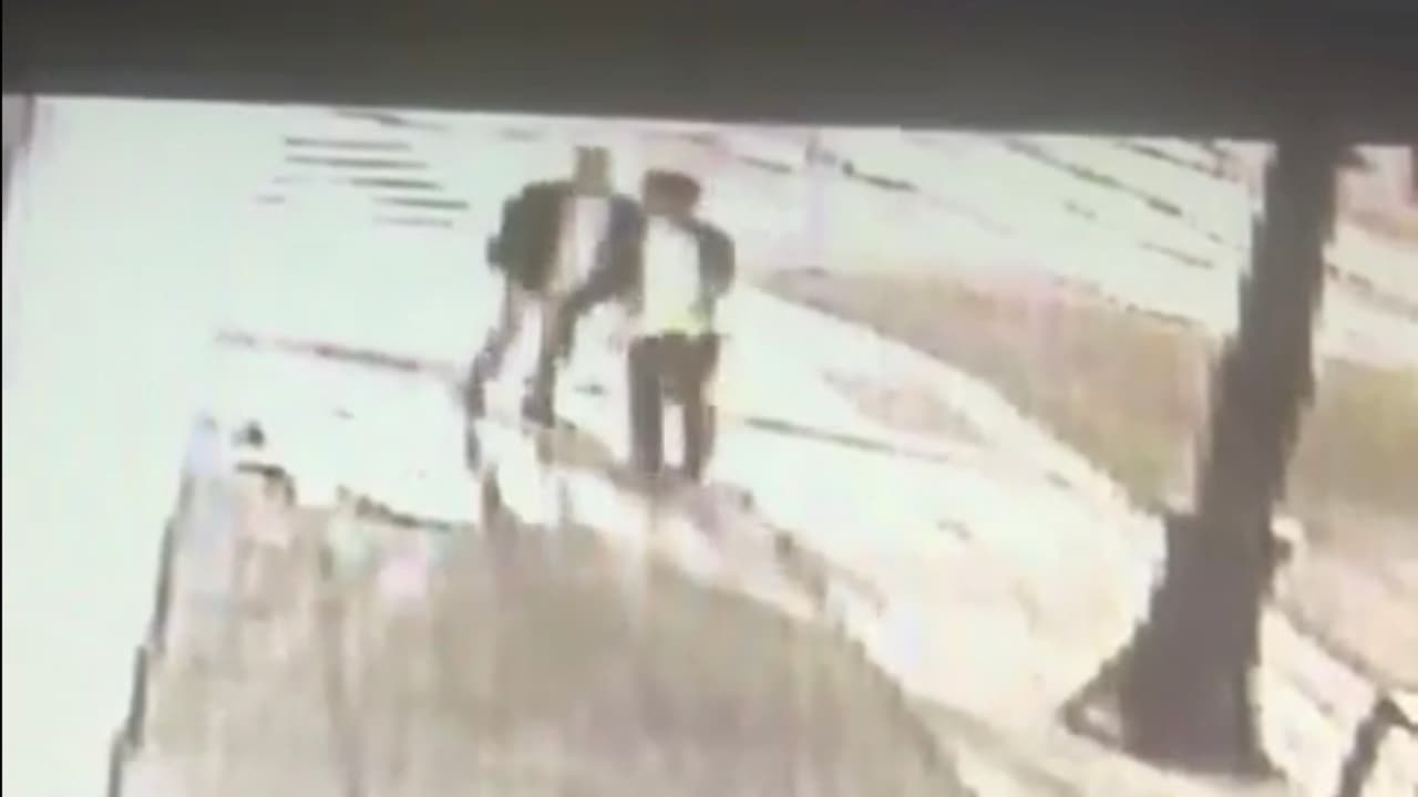 En video: Golpean a un hombre afuera de un restaurante en Edgewater y ahora está en condición crítica
