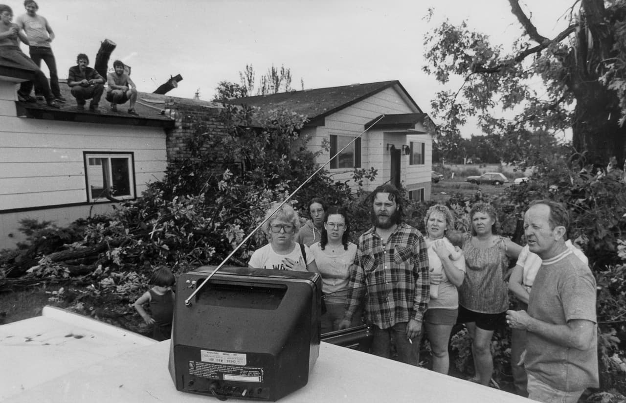 <b>Puesto 10. Año 1983</b>
<br>
<b>Tornados registrados en diciembre:</b> 58
<br>
<b>Víctimas mortales:</b> 5
<br>
<br>Entre 2000 y 2020 en solo un año se registraron menos de 10 tornados en diciembre (2003).
<br>
<br>La fotografía muestra una pausa en las labores de rescate luego del paso de un tornado por Champlin, Minnesota, en julio de 1983.
<br>