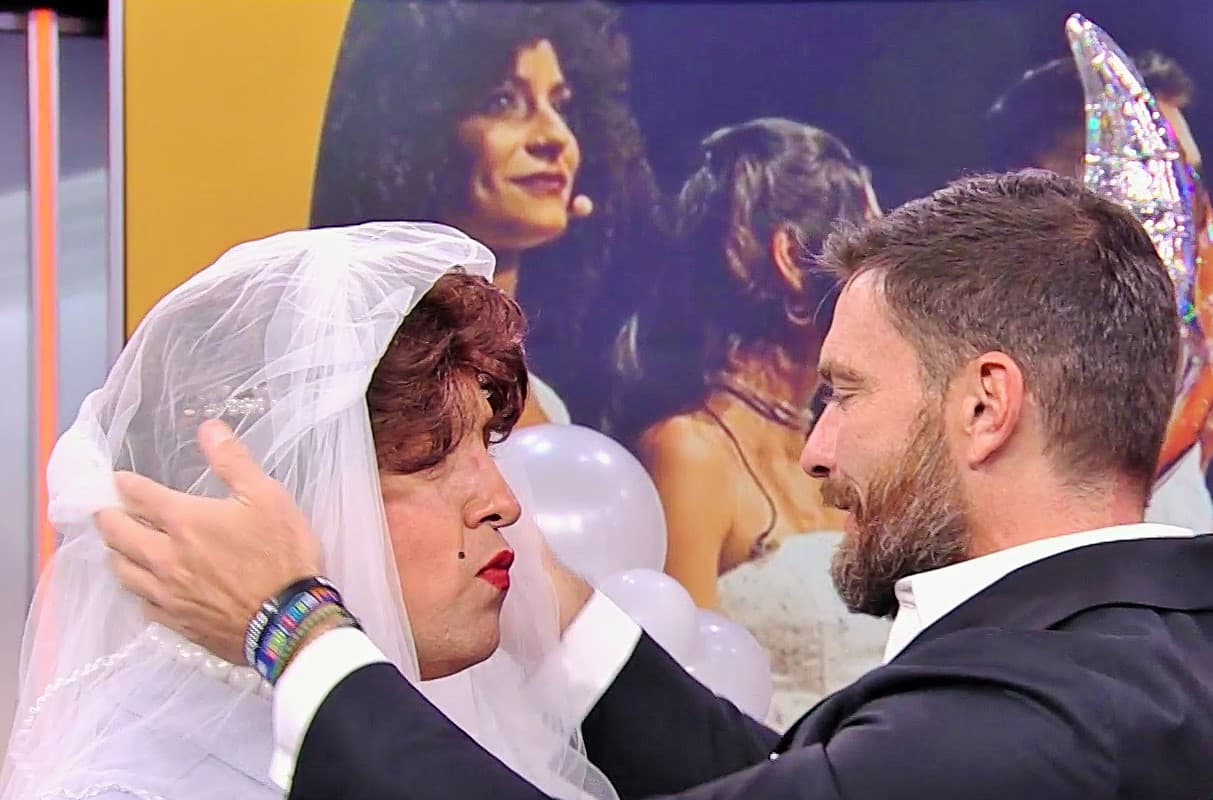 Después de 'convertirse en marido y mujer', Julián Gil se acercó a sus labios teñidos de rojo para besarla y sellar su amor.