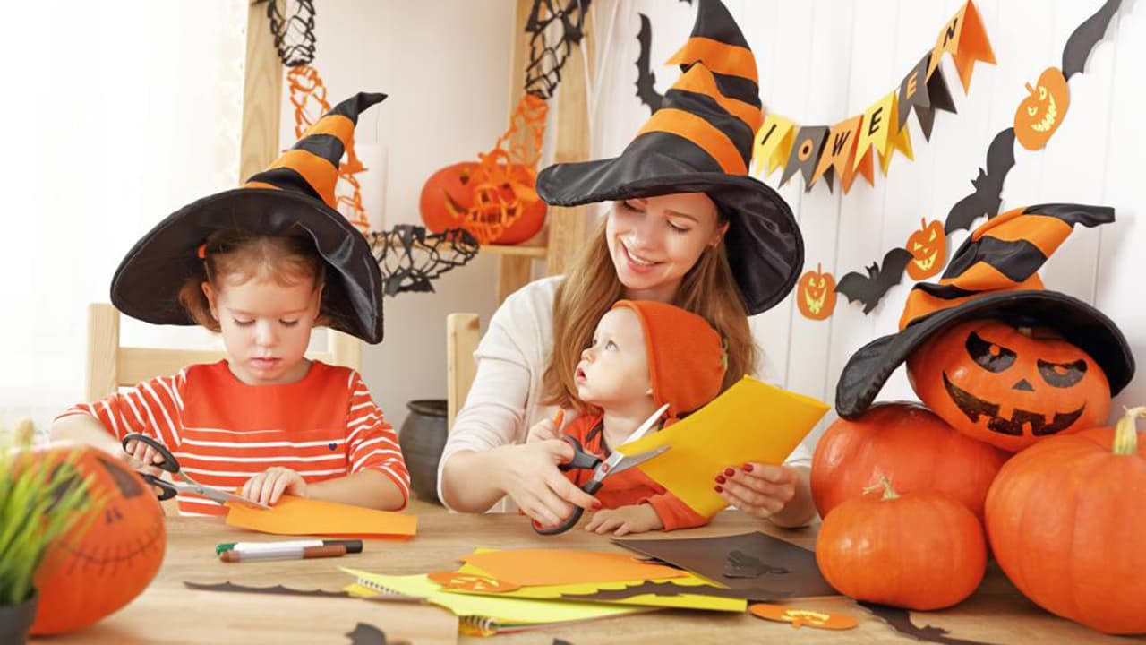 No deje que los niños coman los caramelos hasta que lleguen a casa y un adulto los revise. Deseche lo que estén abiertos o doblados.