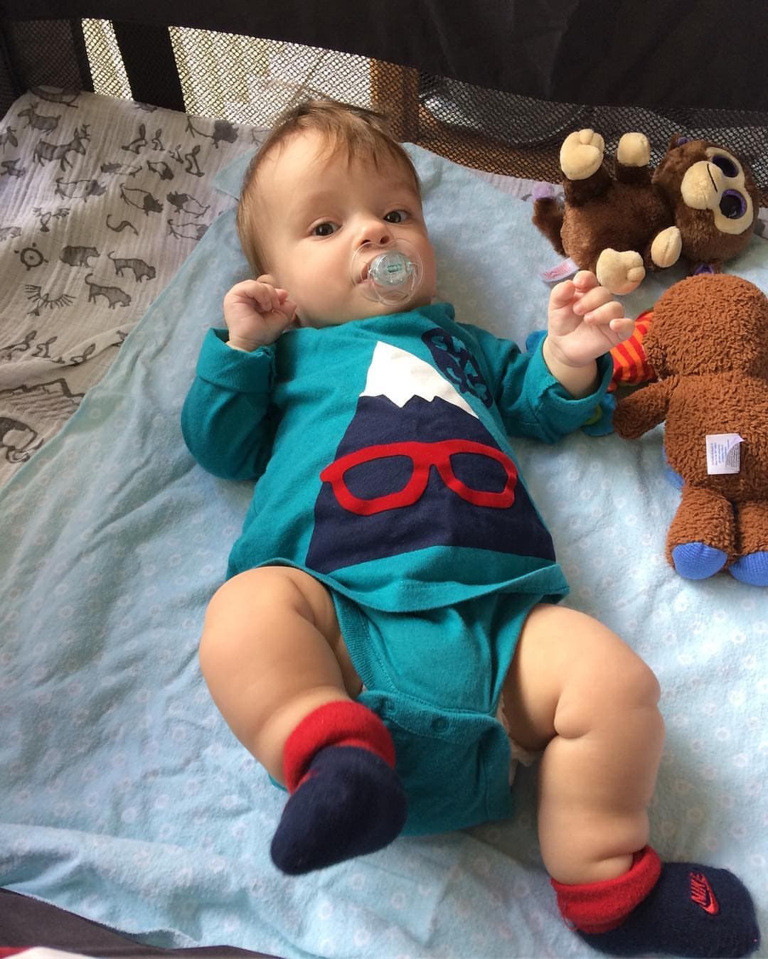 En el segmento 'Doctor Juan' en Despierta América, Carlitos 'El Productor' confirmó que, al igual que él, su hijo Sebastián padece acondroplasia, una condición genética que afecta el crecimiento de las extremidades y causa el tipo más común de enanismo o baja estatura resultante de una condición genética o médica.