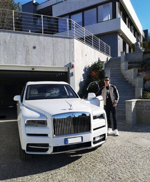 La más reciente adquisición del portugués es esta hermosa
<b> </b>SUV Rolls Royce Cullinan que presume en sus redes sociales. Se estima que tiene un valor superior a los 350.000 dólares.