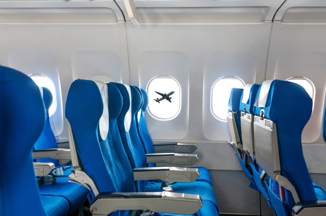 Sentarte en el lugar que no te corresponde: Cambiar de asiento molesta al resto de los pasajeros y hace que se retrasen las operaciones para el despegue. Si llegas temprano al aeropuerto podrías tener la opción de elegir un mejor lugar.