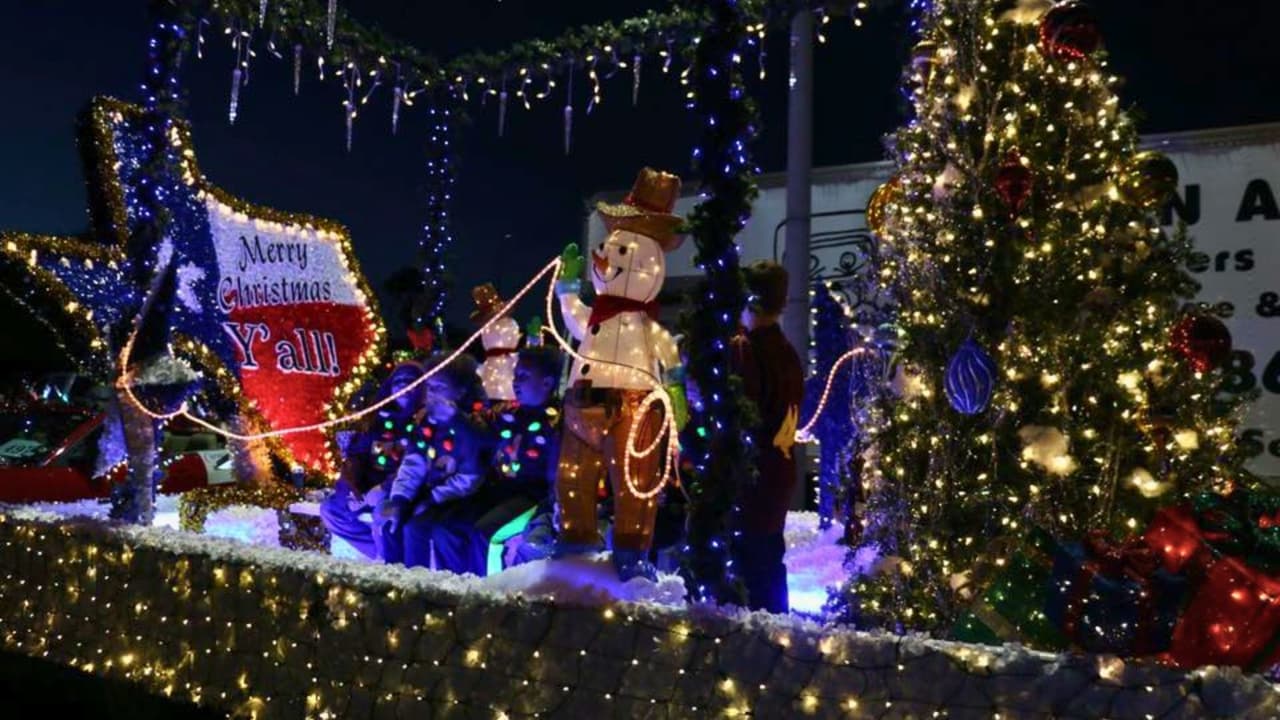 <b>El desfile comenzará en College y South Streets</b>, pasando por Levitt Pavilion y la Biblioteca Pública de Arlington antes de dirigirse hacia el oeste por Abram Street. 
<b><a href="https://holidaylightsparade.com/" target="_blank">Puedes consultar el mapa de la ruta haciendo clic aquí </a></b>
