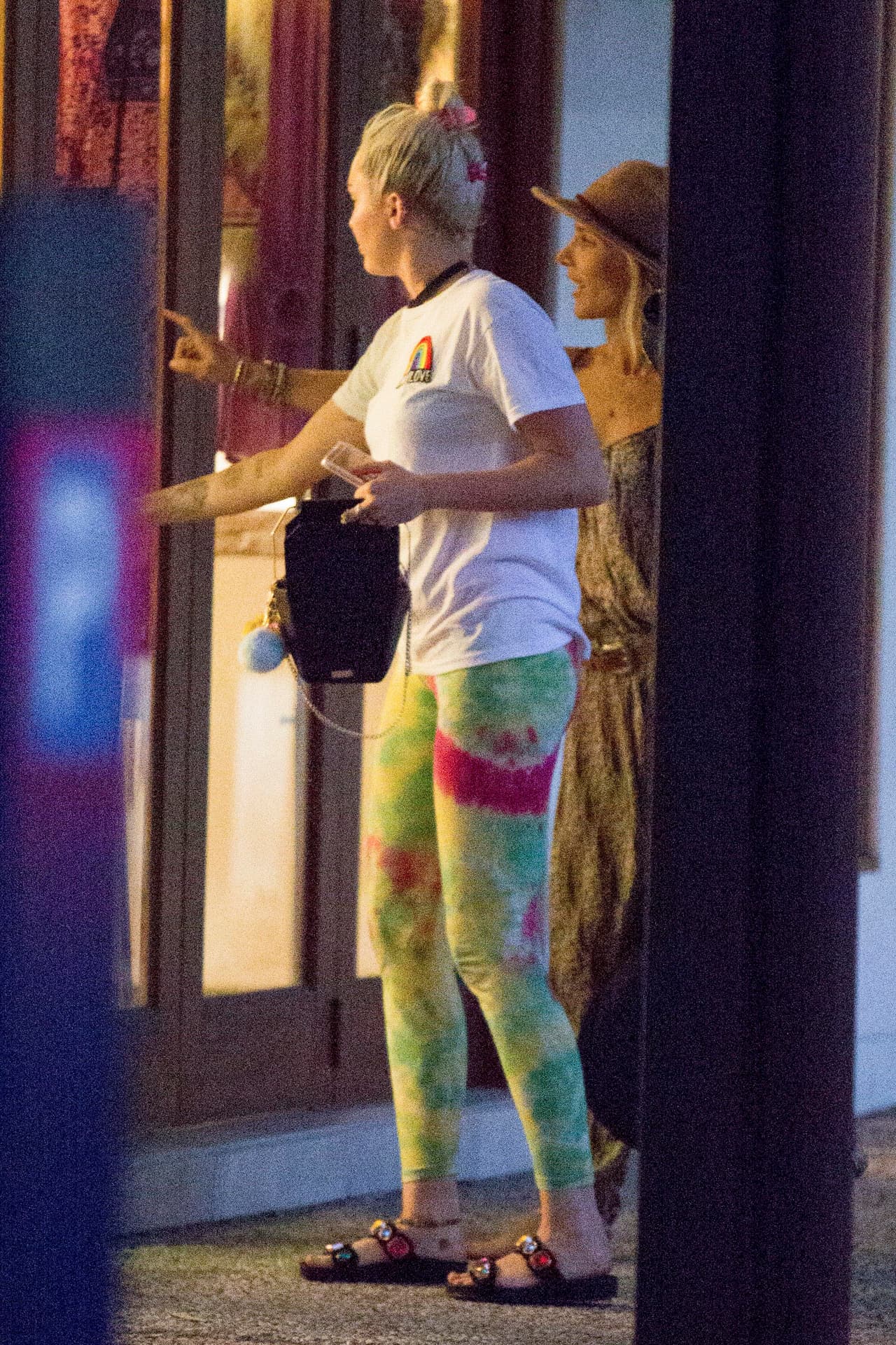 Las dos famosas salen de 'shopping' en Byron Bay, Australia.