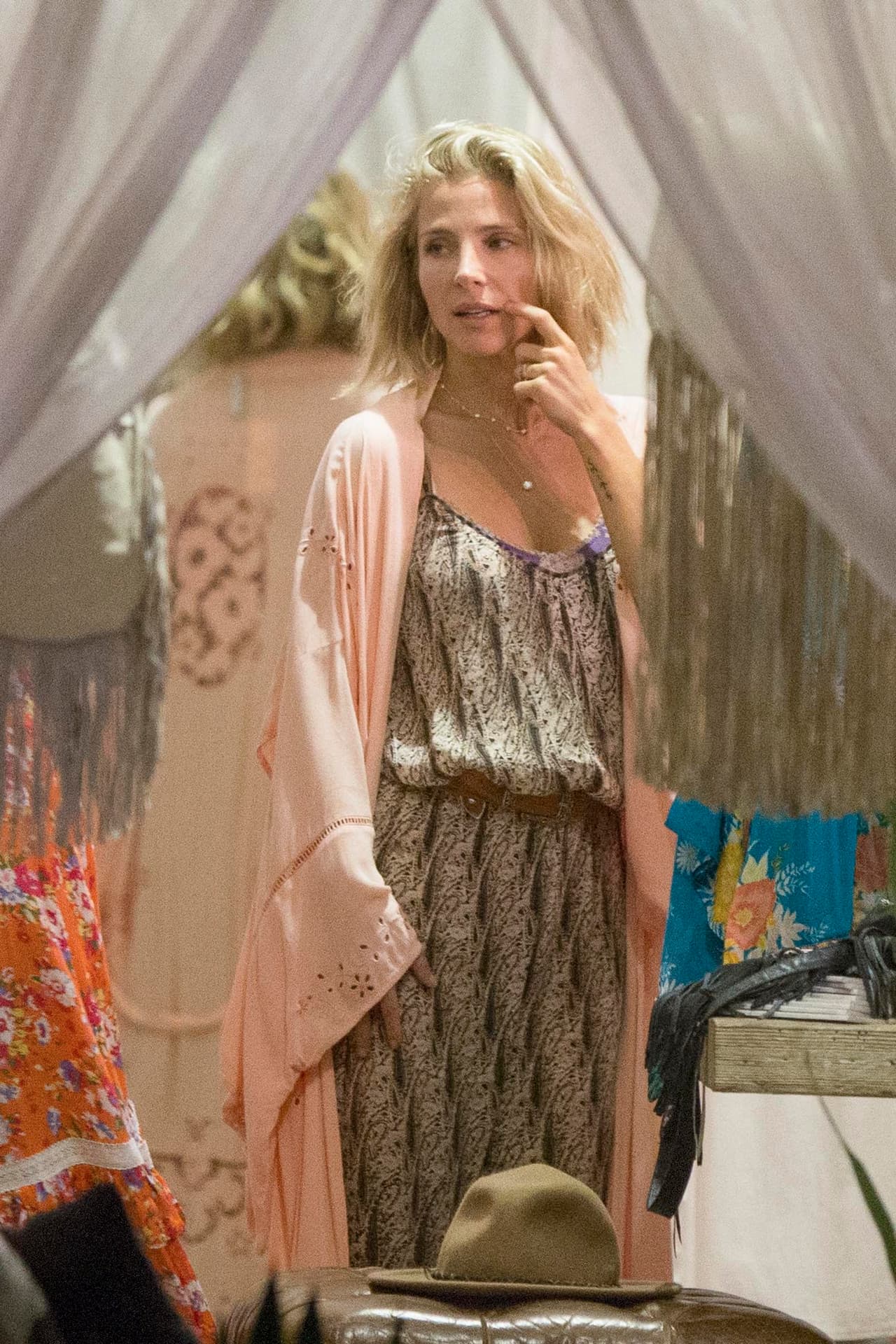 Elsa también estuvo viendo qué comprar.