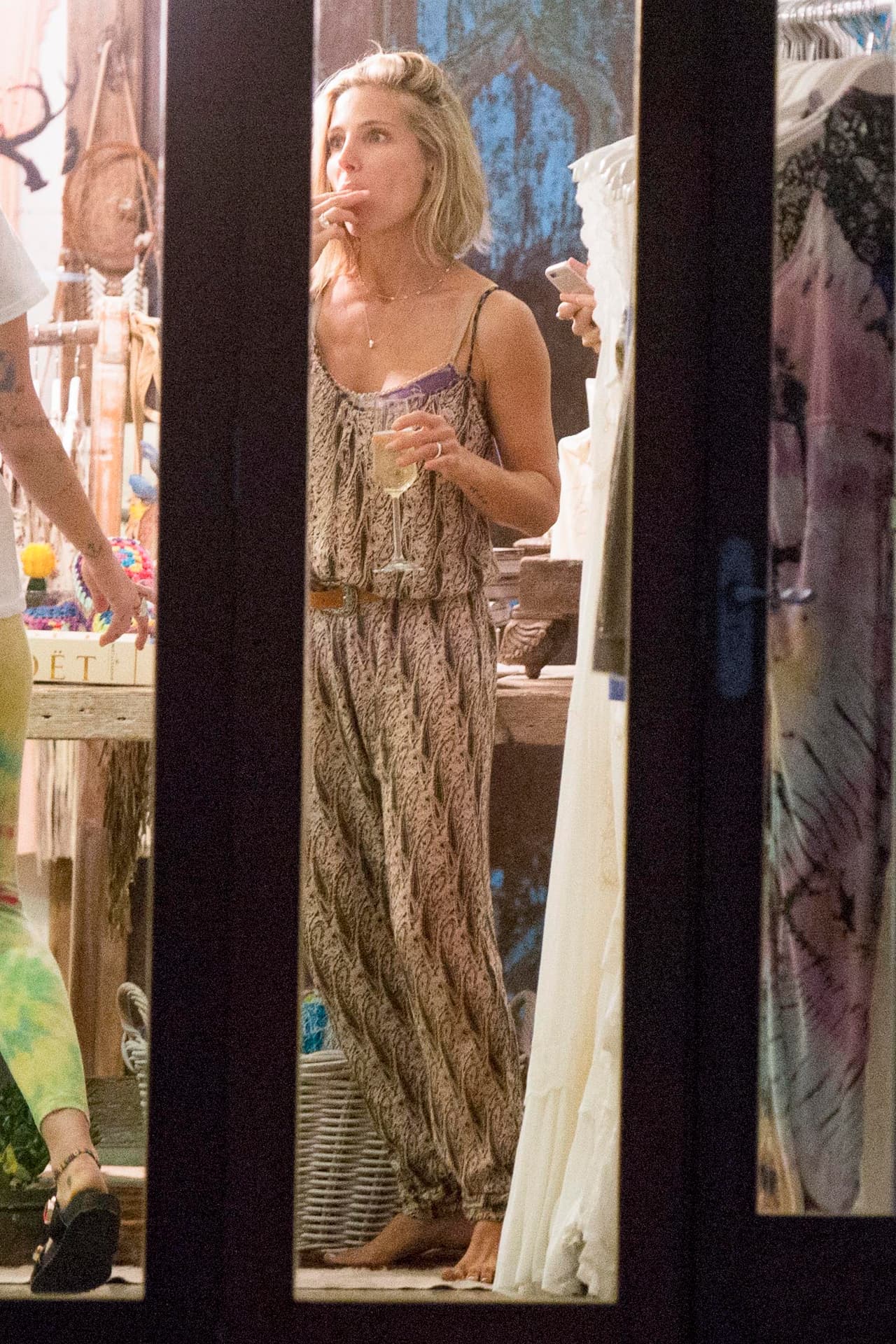 Y ahí consintieron a las famosas con bocadillos y champagne.