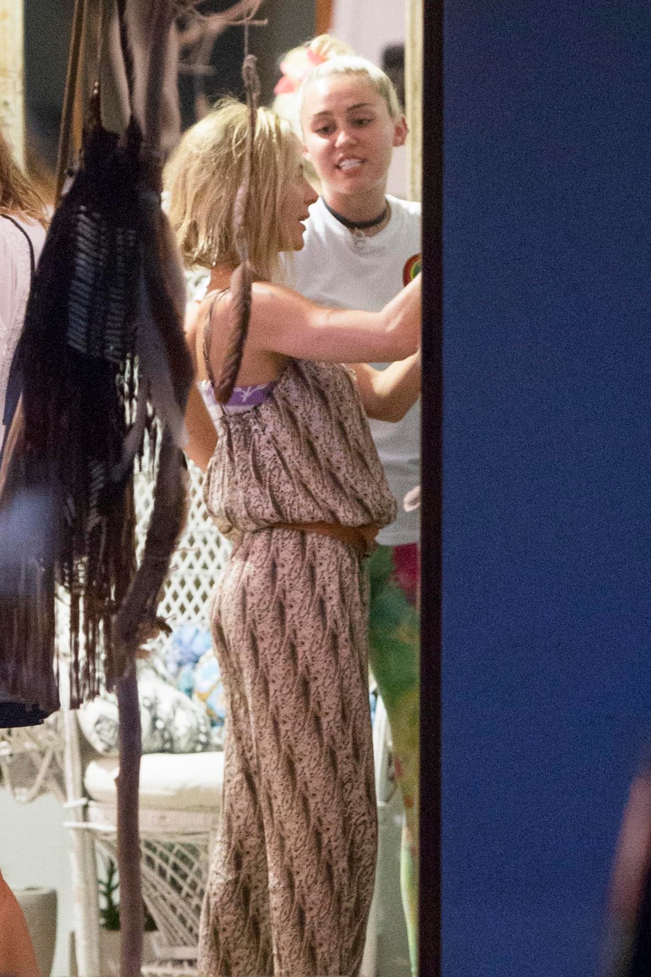 Abrieron la tienda por la noche en exclusiva para ellas.