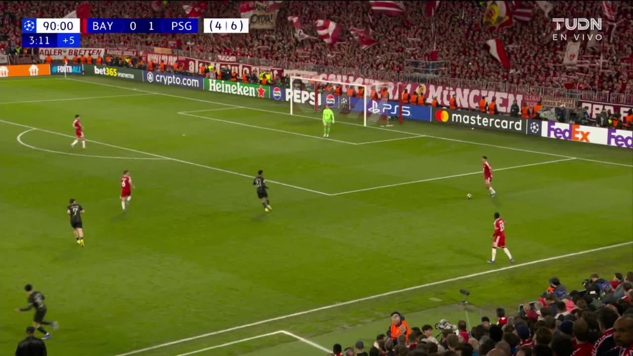 ¡GOL!  anota para FC Bayern München. Harry Kane