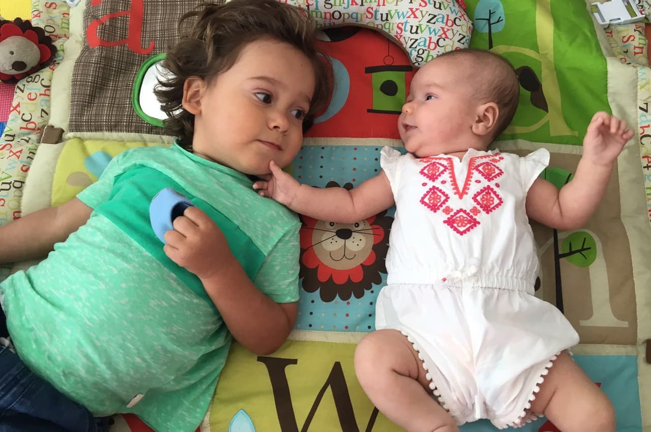 ¡Qué ternura! Alana le hace cariñitos a su hermano.