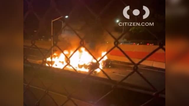 Dos personas mueren al volcarse un coche en medio de la carretera en El Bronx