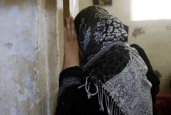 Una mujer llora durante el funeral de ocho miembros de la familia al- Hajj en Khan Yunis.