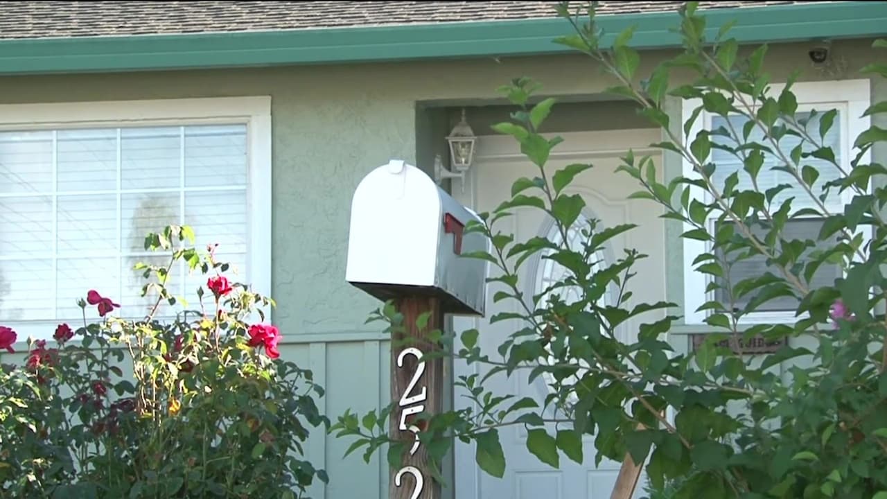 Los oficiales encontraron el cuerpo decapitado de una mujer, pero la cabeza no fue encontrada en el lugar.