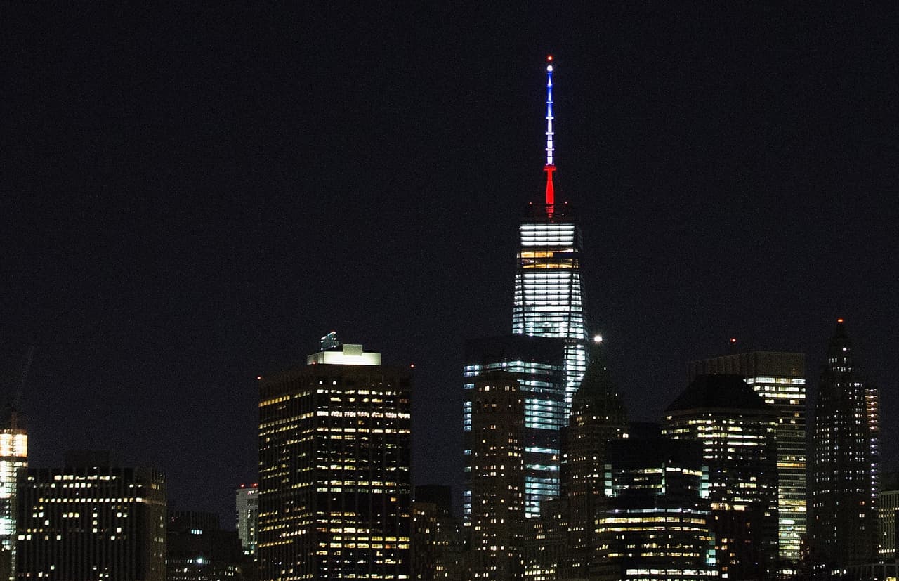 Los edificios del Empire State y el One World Trade Center se han unido a honrar la memoria de las víctimas de los atentados terroristas ocurridos en Francia la noche del viernes.