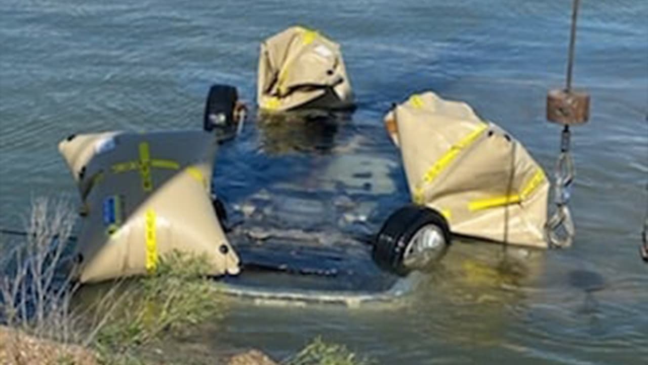 Afortunadamente, Moore pudo rescatar al conductor y llevarlo hasta el puerto donde otras personas les ayudaron a salir del agua.
