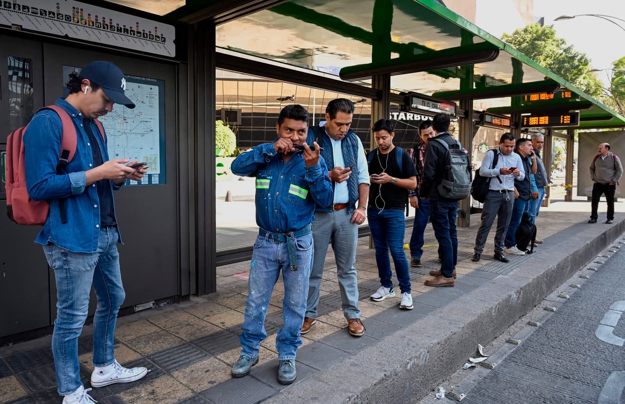 Un grupo de hombres espera el autobús en una estación de la Ciudad de México, el 9 de marzo de 2020. Una incalculable cantidad de mujeres en todo México se quedó en casa y no acudió al trabajo ni a la escuela el lunes como parte de un paro de actividades llamado 'Un día sin nosotras'.