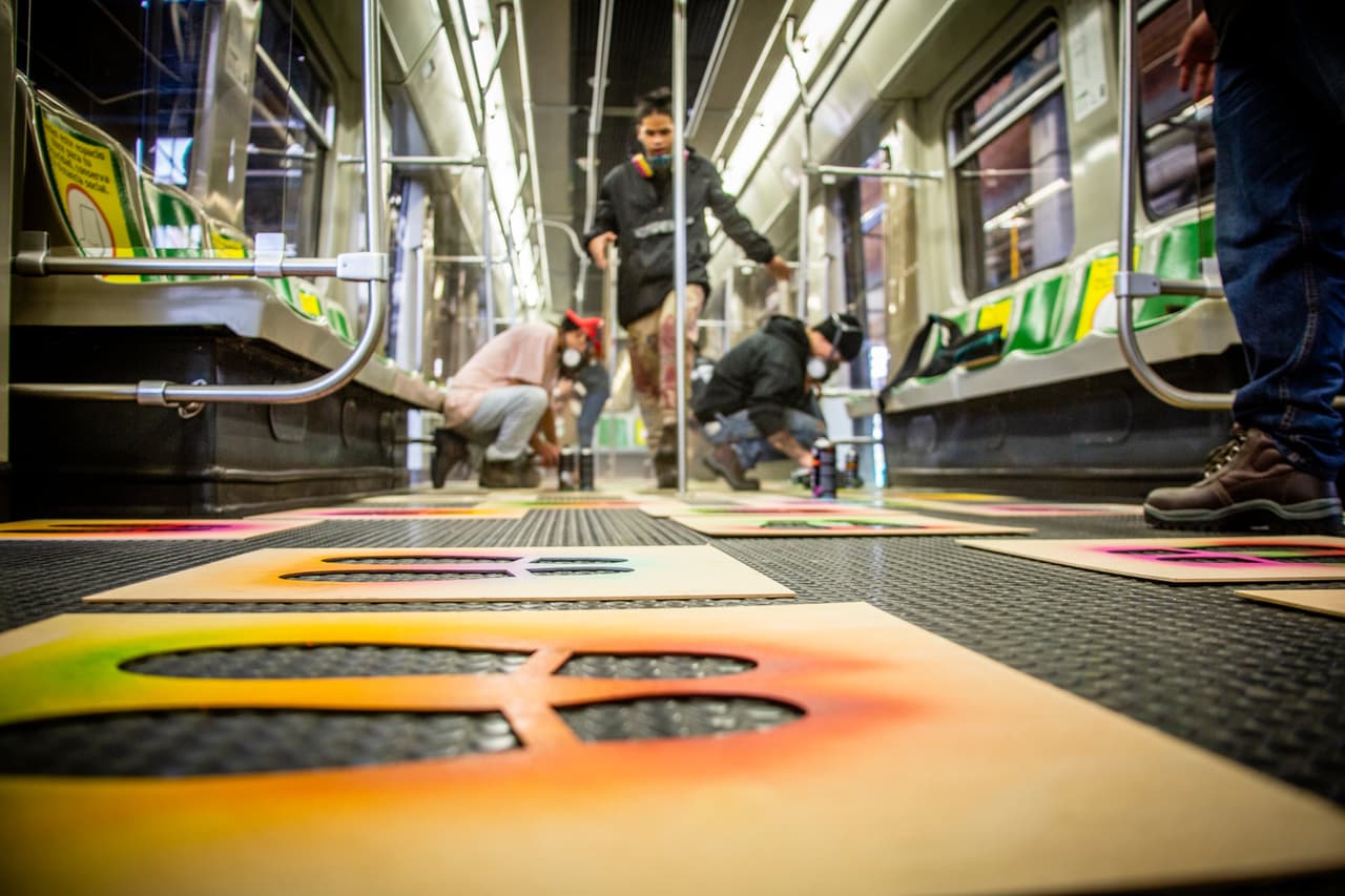 La intervención de los artistas se realizó en 38 unidades de trenes, cada uno con tres vagones, según anunció Metro de medellín en redes sociales.