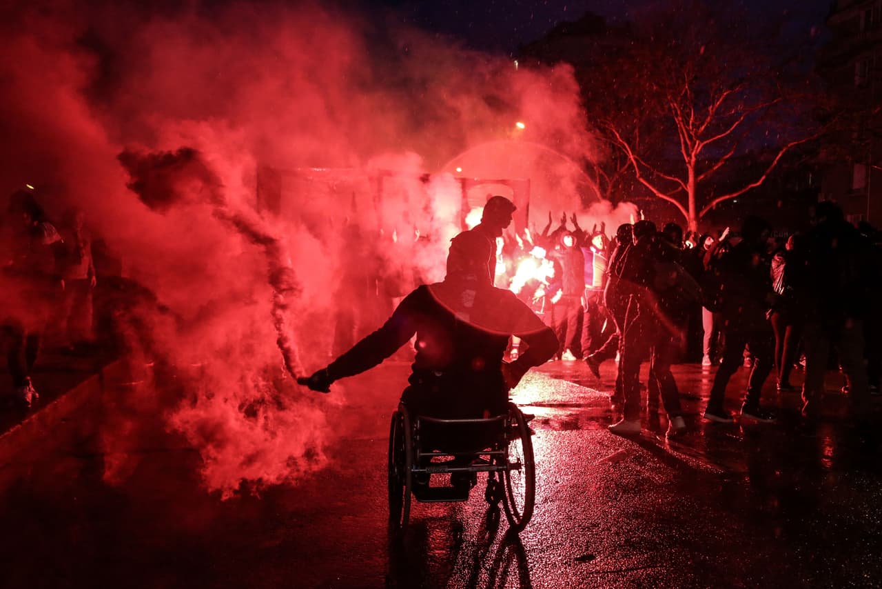 Los aficionados del Paris Saint-Germain –los más hostiles– y del Real Madrid han puesto el color en los alrededores del Parque de los Príncipes, así como en las graderías. Un ambientazo para vivir un partido de primer nivel en los octavos de final de la Champions League.