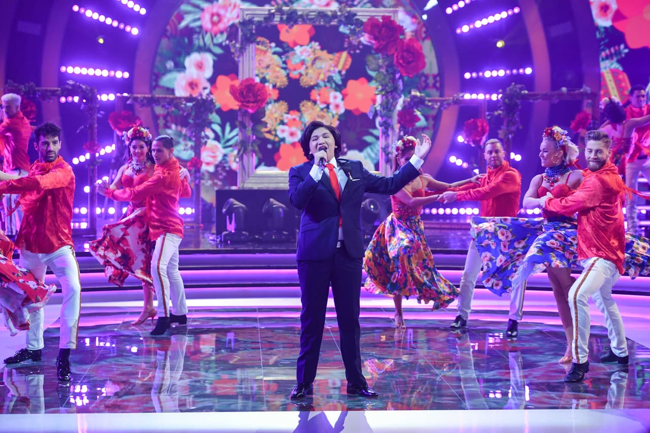 Mientras ellas llevaban falda de flores y camiseta roja, ellos usaron pantalón blanco y camisa también roja.