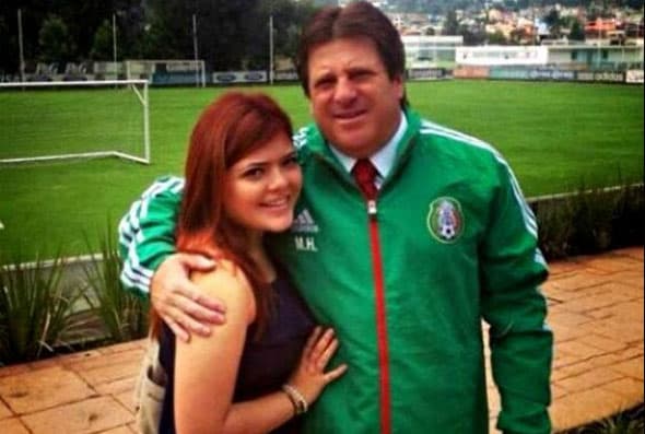 Después de que el director técnico de la selección mexicana y su hija agredieran a dos periodistas deportivos, llovieron las burlas.