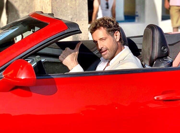 Ambos actores se sentaron en unas mesas especiales que tienen un botón rojo al centro y fue ahí donde le hicieron la primera pregunta.